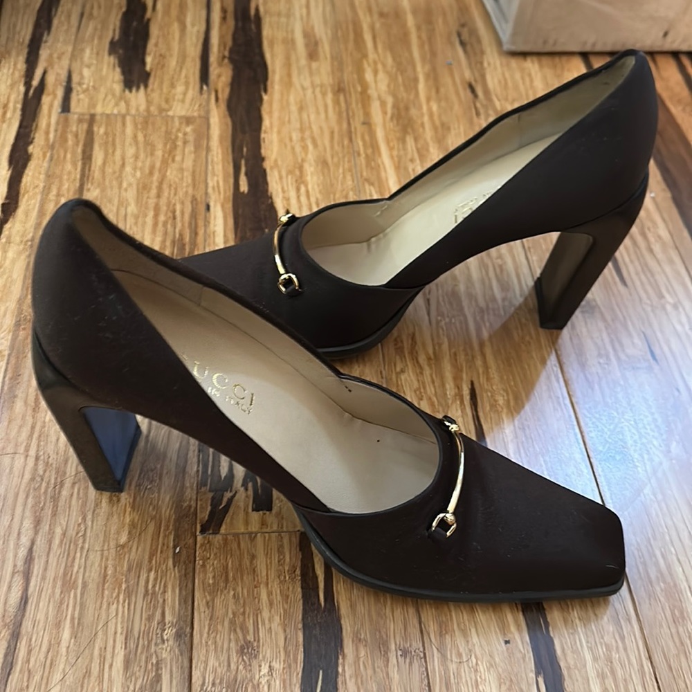 Shoes run narrow! Nice! Looks New! No flows!